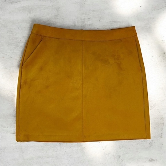 Vero Moda Dresses & Skirts - Vero Moda size M sued mini skirt